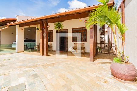 Casa à venda com 348m², 4 quartos e 8 vagasGaragem