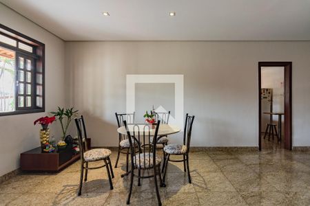 Casa à venda com 348m², 4 quartos e 8 vagasSala