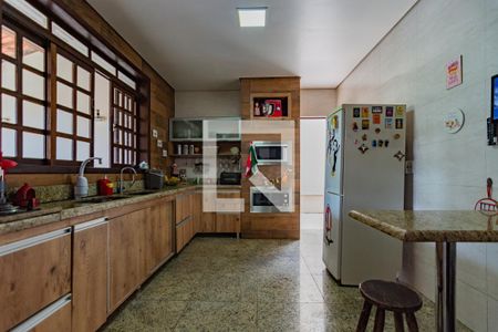 Casa à venda com 348m², 4 quartos e 8 vagasCozinha