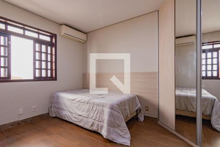 Casa à venda com 348m², 4 quartos e 8 vagasQuarto