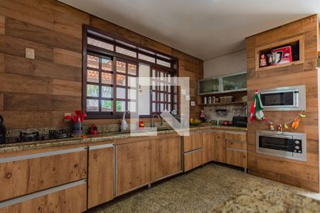 Casa à venda com 348m², 4 quartos e 8 vagasCozinha