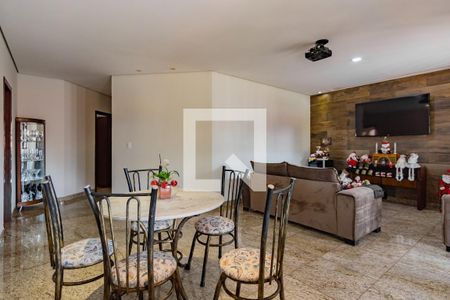 Casa à venda com 348m², 4 quartos e 8 vagasSala