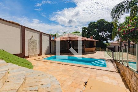 Casa à venda com 348m², 4 quartos e 8 vagasPiscina