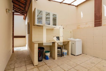 Casa à venda com 348m², 4 quartos e 8 vagasLavanderia