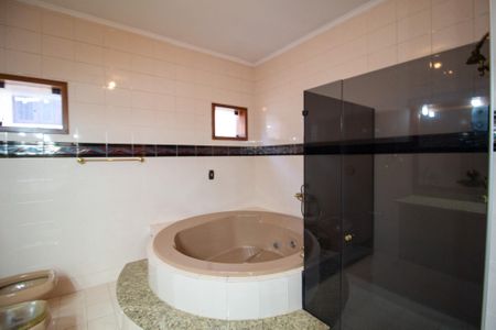 Casa de condomínio para alugar com 462m², 3 quartos e 4 vagas Casa de condomínio para alugar com 462m², 3 quartos e 4 vagasBanheiro da Suíte 3