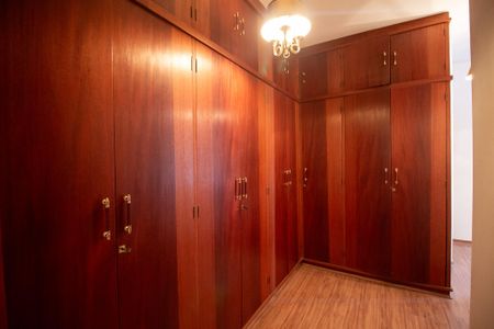 Casa de condomínio para alugar com 462m², 3 quartos e 4 vagas Casa de condomínio para alugar com 462m², 3 quartos e 4 vagasCloset da Suíte 2