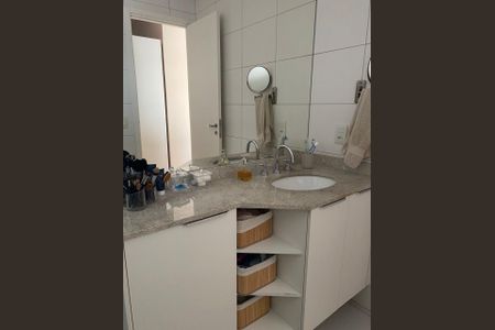 Apartamento à venda com 127m², 3 quartos e 3 vagas Apartamento à venda com 127m², 3 quartos e 3 vagasBanheiro da Suíte 1