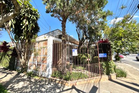 Casa à venda com 250m², 3 quartos e 6 vagas Casa à venda com 250m², 3 quartos e 6 vagasFachada + Placa