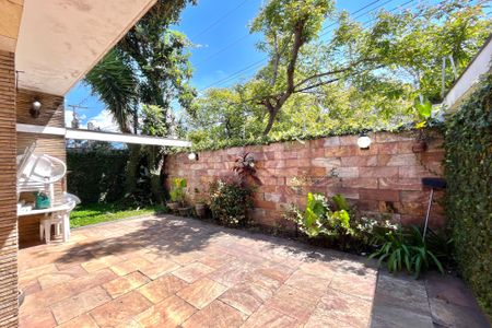 Casa à venda com 250m², 3 quartos e 6 vagas Casa à venda com 250m², 3 quartos e 6 vagasVaranda