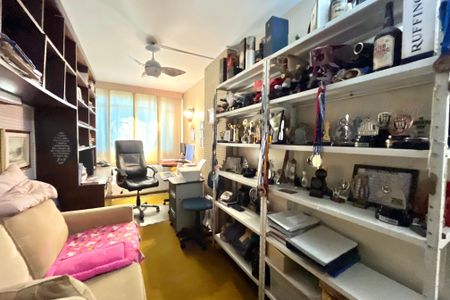 Casa à venda com 250m², 3 quartos e 6 vagas Casa à venda com 250m², 3 quartos e 6 vagasEscritório