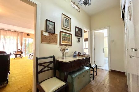 Casa à venda com 250m², 3 quartos e 6 vagas Casa à venda com 250m², 3 quartos e 6 vagasCorredor