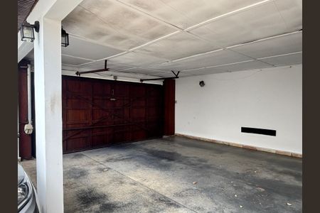 Casa à venda com 250m², 3 quartos e 6 vagas Casa à venda com 250m², 3 quartos e 6 vagasGaragem