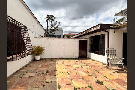 Casa à venda com 250m², 3 quartos e 6 vagas Casa à venda com 250m², 3 quartos e 6 vagasQuintal