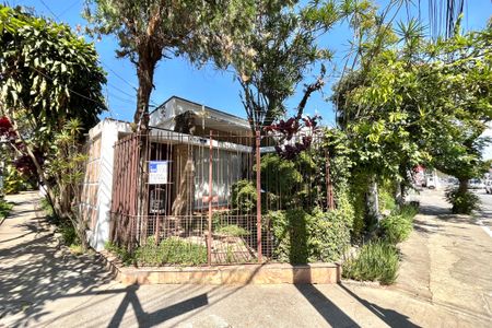 Casa à venda com 250m², 3 quartos e 6 vagas Casa à venda com 250m², 3 quartos e 6 vagasFachada + Placa