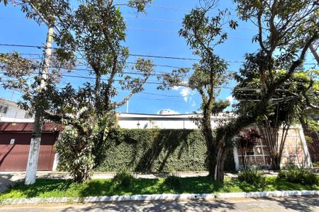 Casa à venda com 250m², 3 quartos e 6 vagas Casa à venda com 250m², 3 quartos e 6 vagasFachada