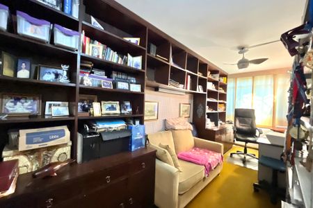 Casa à venda com 250m², 3 quartos e 6 vagas Casa à venda com 250m², 3 quartos e 6 vagasEscritório