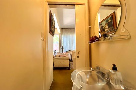 Casa à venda com 250m², 3 quartos e 6 vagas Casa à venda com 250m², 3 quartos e 6 vagasLavabo