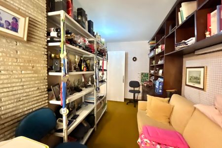 Casa à venda com 250m², 3 quartos e 6 vagas Casa à venda com 250m², 3 quartos e 6 vagasEscritório