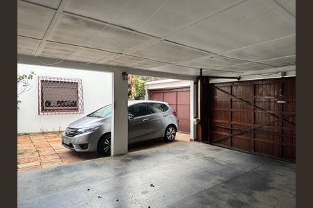 Casa à venda com 250m², 3 quartos e 6 vagas Casa à venda com 250m², 3 quartos e 6 vagasGaragem