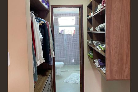 Casa de condomínio à venda com 120m², 4 quartos e 2 vagasCloset da suíte