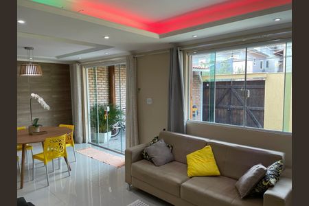 Casa de condomínio à venda com 120m², 4 quartos e 2 vagasSala