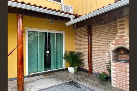 Casa de condomínio à venda com 120m², 4 quartos e 2 vagasQuintal