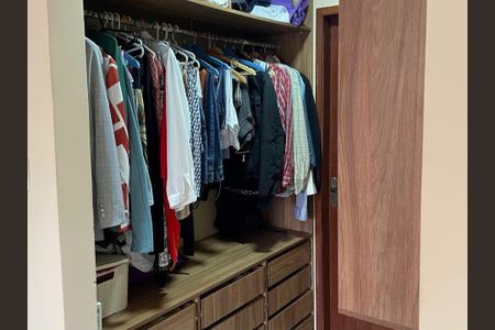 Casa de condomínio à venda com 120m², 4 quartos e 2 vagasCloset da suíte
