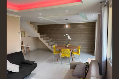 Casa de condomínio à venda com 120m², 4 quartos e 2 vagasSala