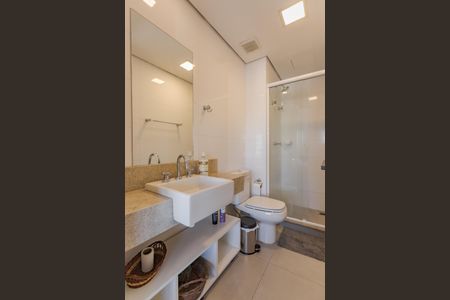 Banheiro de kitnet/studio à venda com 1 quarto, 40m² em São João, Porto Alegre