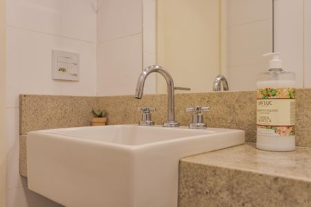 Banheiro de kitnet/studio à venda com 1 quarto, 40m² em São João, Porto Alegre