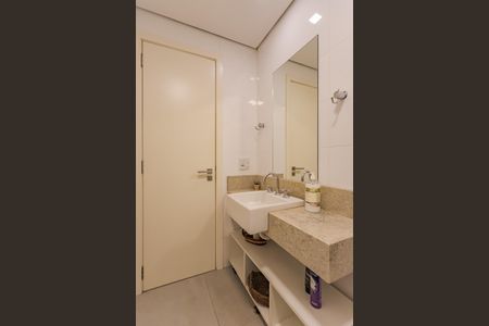 Banheiro de kitnet/studio à venda com 1 quarto, 40m² em São João, Porto Alegre