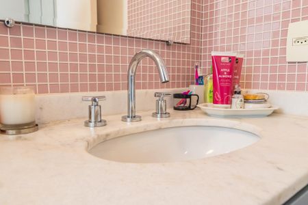 Apartamento à venda com 156m², 2 quartos e 2 vagas Apartamento à venda com 156m², 2 quartos e 2 vagasBanheiro da Suíte 1