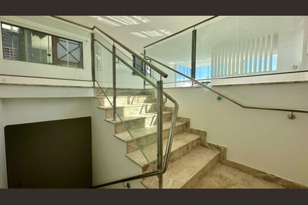 Casa à venda com 528m², 4 quartos e 6 vagasEscadas