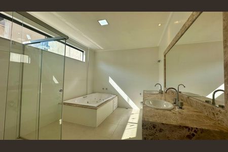 Casa à venda com 528m², 4 quartos e 6 vagasBanheiro Suíte 1