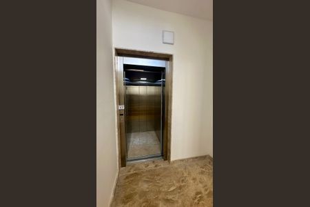 Casa à venda com 528m², 4 quartos e 6 vagasElevador