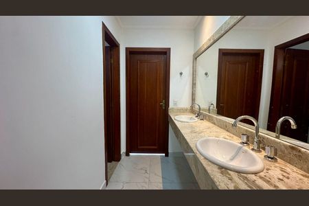 Casa à venda com 528m², 4 quartos e 6 vagasBanheiro Suíte 2