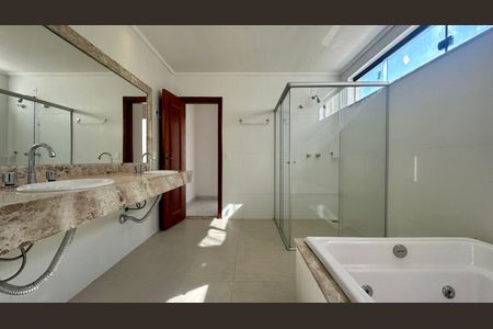 Casa à venda com 528m², 4 quartos e 6 vagasBanheiro Suíte 1