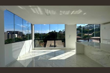 Casa à venda com 528m², 4 quartos e 6 vagasSala