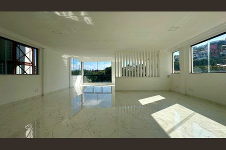 Casa à venda com 528m², 4 quartos e 6 vagasSala