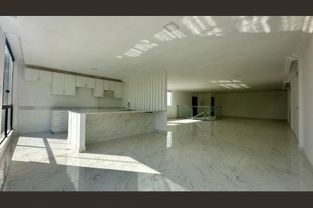 Casa à venda com 528m², 4 quartos e 6 vagasSala