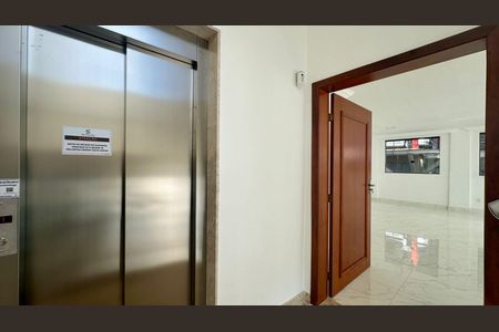 Casa à venda com 528m², 4 quartos e 6 vagasElevador