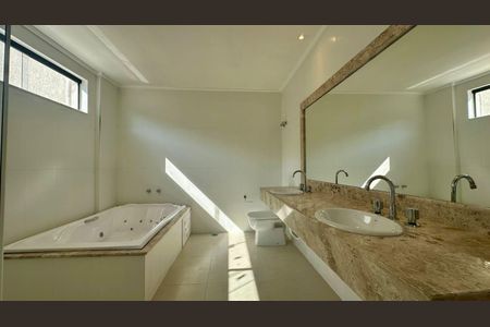 Casa à venda com 528m², 4 quartos e 6 vagasBanheiro Suíte 1