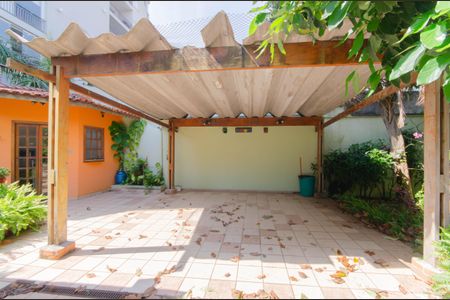 Casa para alugar com 315m², 3 quartos e 5 vagasQuintal