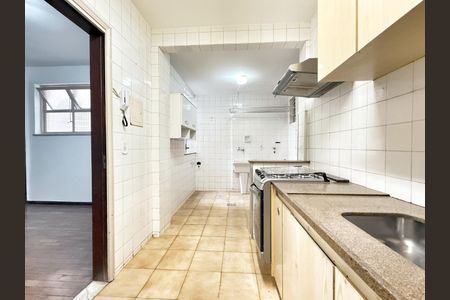 Apartamento à venda com 130m², 3 quartos e 2 vagas Apartamento à venda com 130m², 3 quartos e 2 vagasCozinha e Área de Serviço