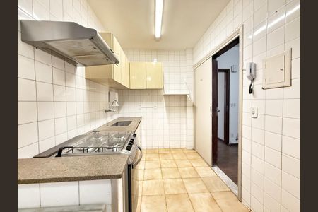 Apartamento à venda com 130m², 3 quartos e 2 vagas Apartamento à venda com 130m², 3 quartos e 2 vagasCozinha e Área de Serviço