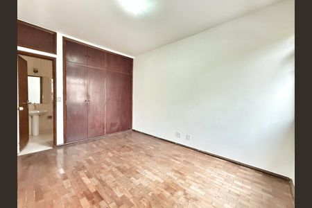 Apartamento à venda com 130m², 3 quartos e 2 vagas Apartamento à venda com 130m², 3 quartos e 2 vagasSuíte