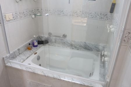 Apartamento à venda com 247m², 4 quartos e 3 vagasBanheiro da Suíte 2