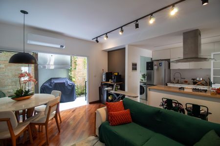 Sala de casa de condomínio à venda com 3 quartos, 136m² em Caxingui, São Paulo