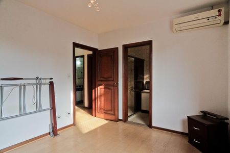 Casa à venda com 350m², 4 quartos e 8 vagasSuíte