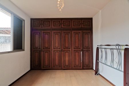 Casa à venda com 350m², 4 quartos e 8 vagasSuíte